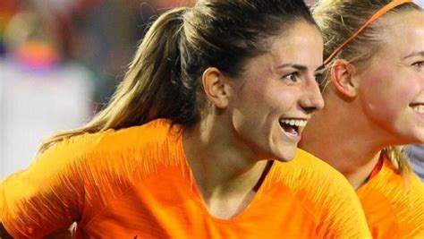 mooiste voetbal vrouwen|Dit zijn de 10 mooiste voetbalvrouwen van Nederland